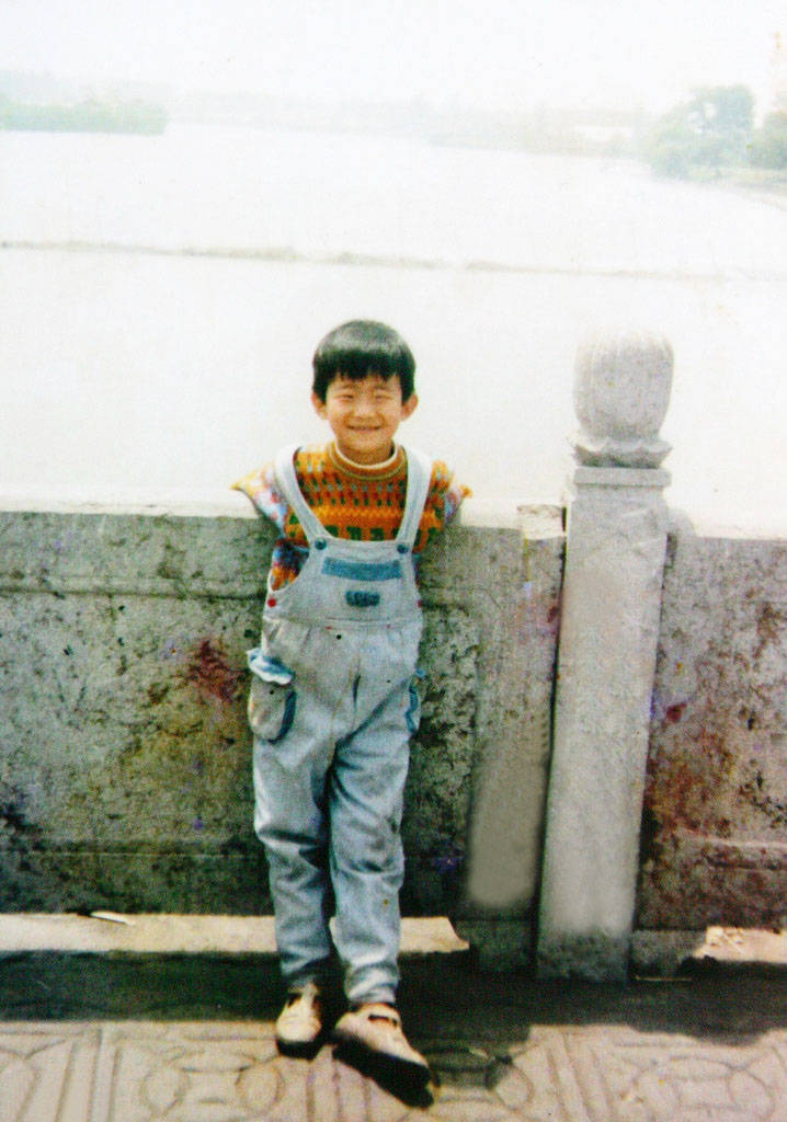 谌龙小时候照片谌龙1989年1月出生于湖北荆州,母亲张玉霞在沙市区农商