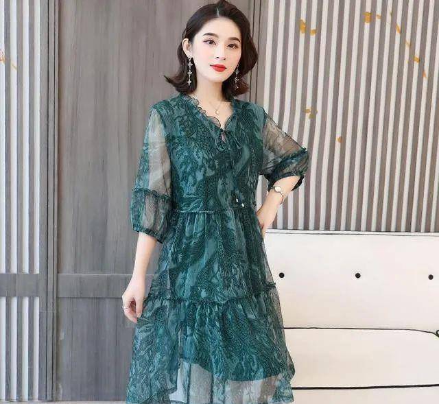 夏天|胖女人尽量别穿紧身裤,腰粗屁股大,多穿这款“纸片裙”,嫩瘦十斤