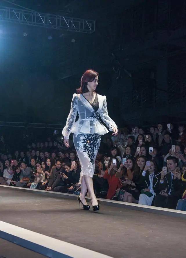 线条美|翁虹不愧是“阿姨辈”的翘楚，年龄越大越显女人味，身材真丰腴