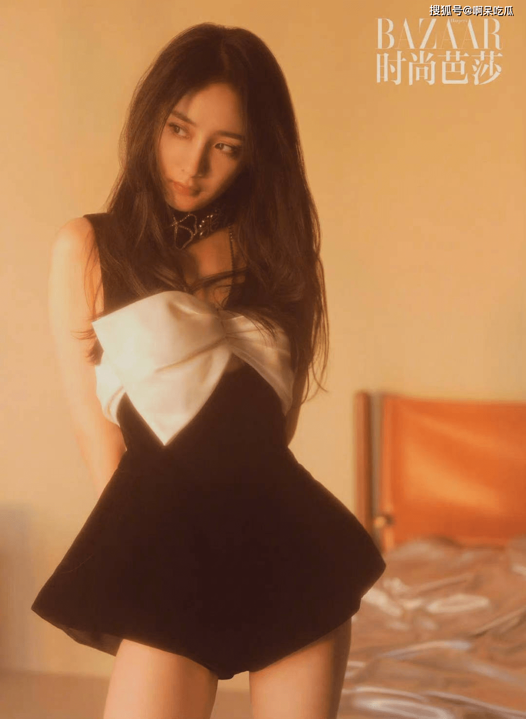 黑色|杨幂最新写真出炉,满屏的大长腿,性感深v展现好身材!