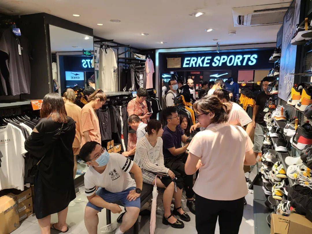 商品|女子网购“鸿星尔克”商品，到货发现没有logo，客服：是自主品牌