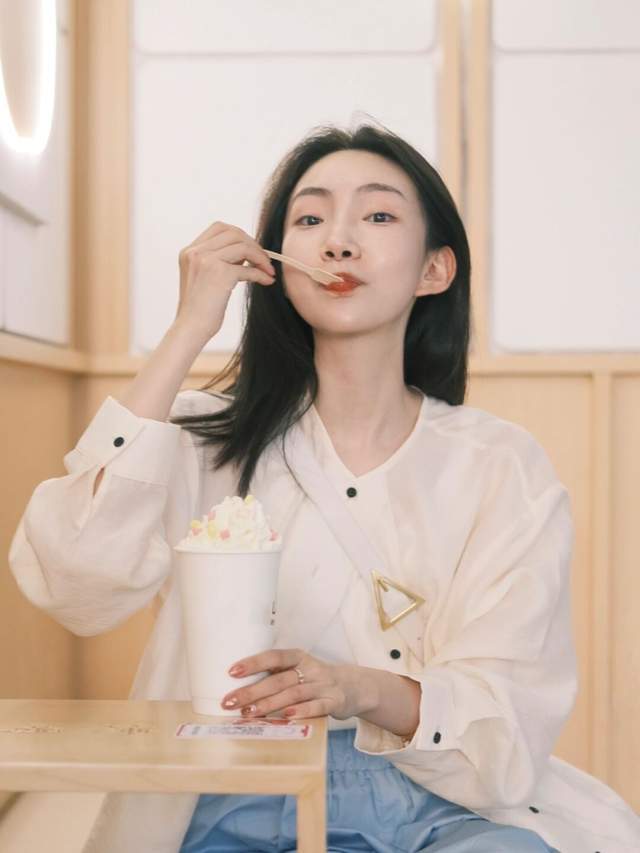 女孩子|20岁到30岁的女生夏季末尾这样穿,衬衫配阔腿裤简约洋气,超好看