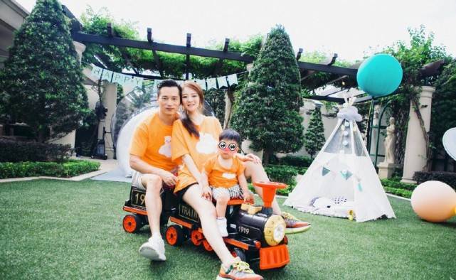 身材|安以轩保养得真好,穿破洞T恤秀幸福家庭,身材曲线一点没走形