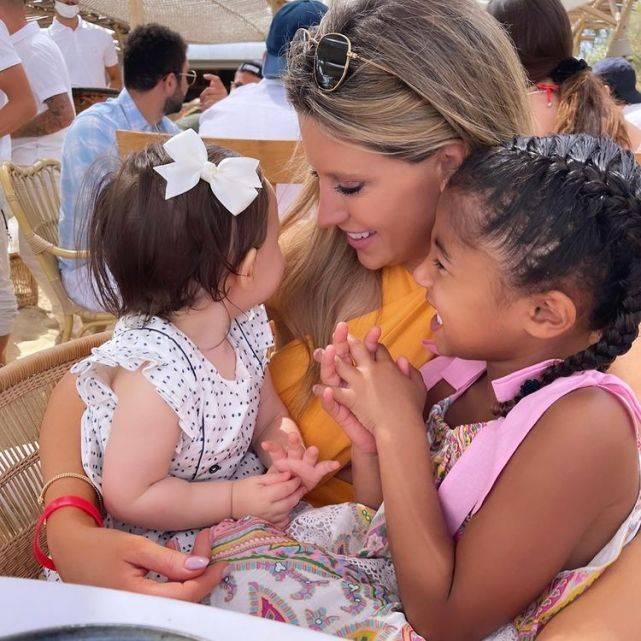 元素|瓦妮莎带三个女儿度假！2岁小女儿穿花裙戴墨镜，三女儿更像科比