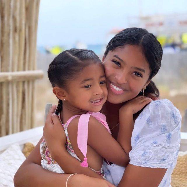 元素|瓦妮莎带三个女儿度假！2岁小女儿穿花裙戴墨镜，三女儿更像科比