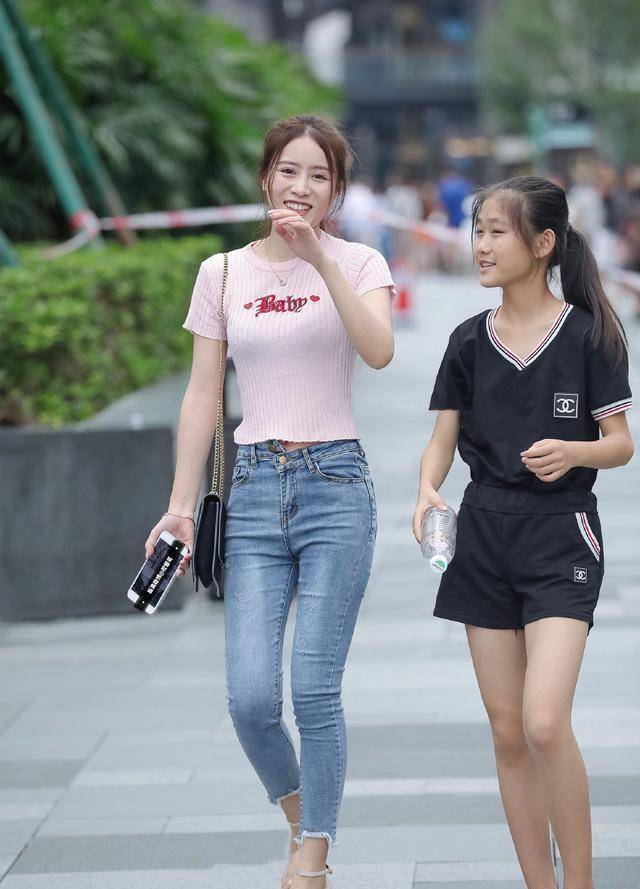 什么|牛仔打底裤搭配粉色上衣，时髦迷人，更能吸引人的目光