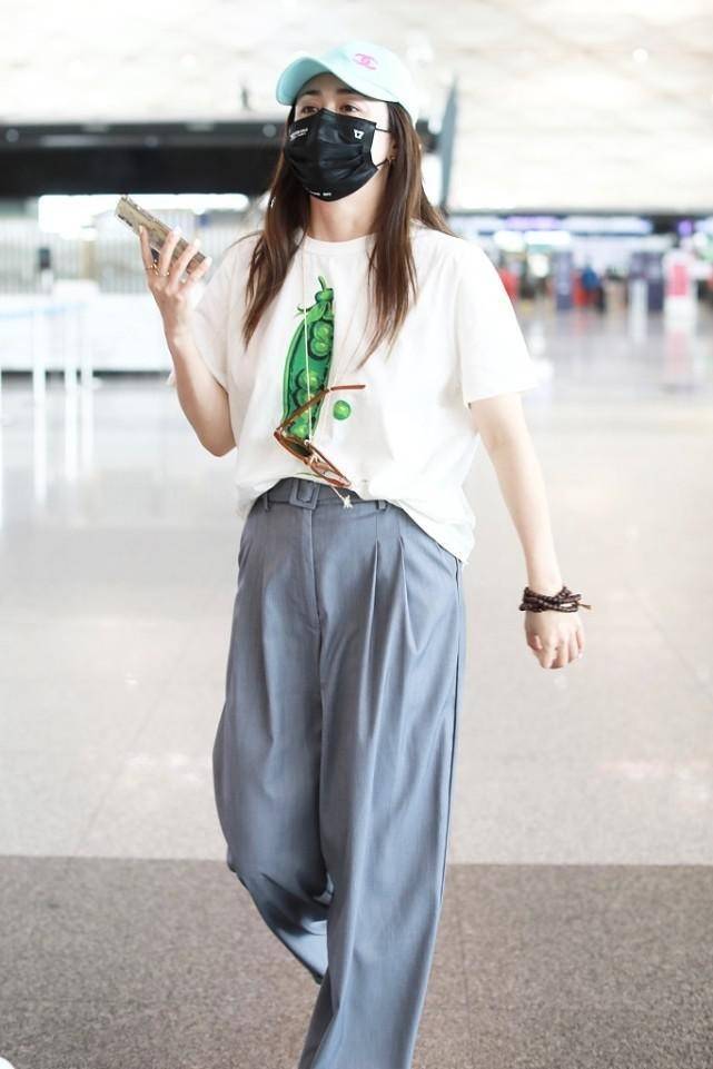 迷彩|刘芸与郑钧牵手穿得稳重，黑色T恤配迷彩裙秀美腿，两人更似父女