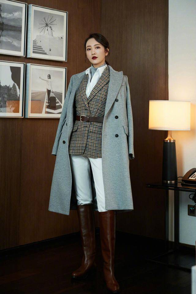 米色|46岁的曹颖让人有点失望,虽然脸胖了不少,但穿大衣身段还很苗条