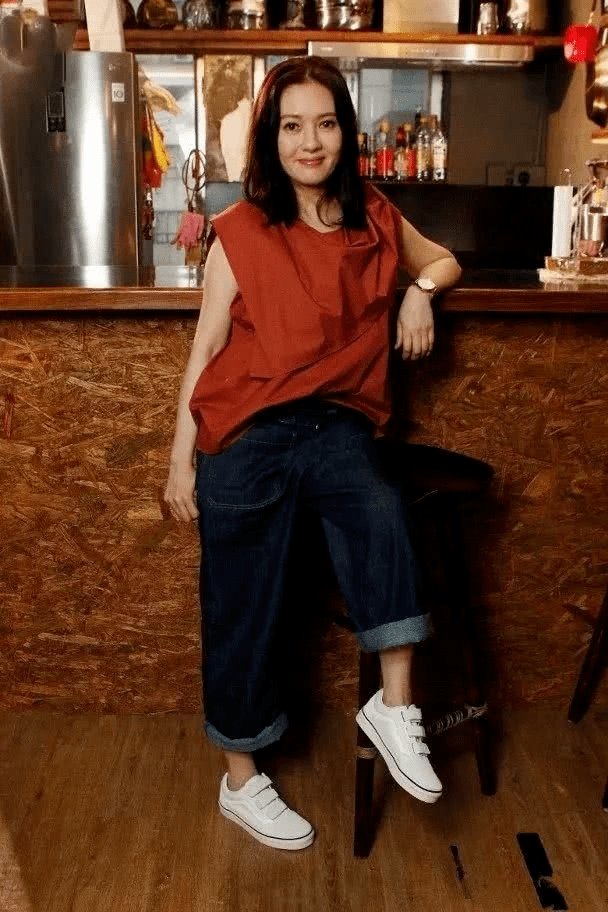 李丽珍|55岁李丽珍风韵犹存，渐变上衣配玫红色包臀裙性感时髦，身段婀娜