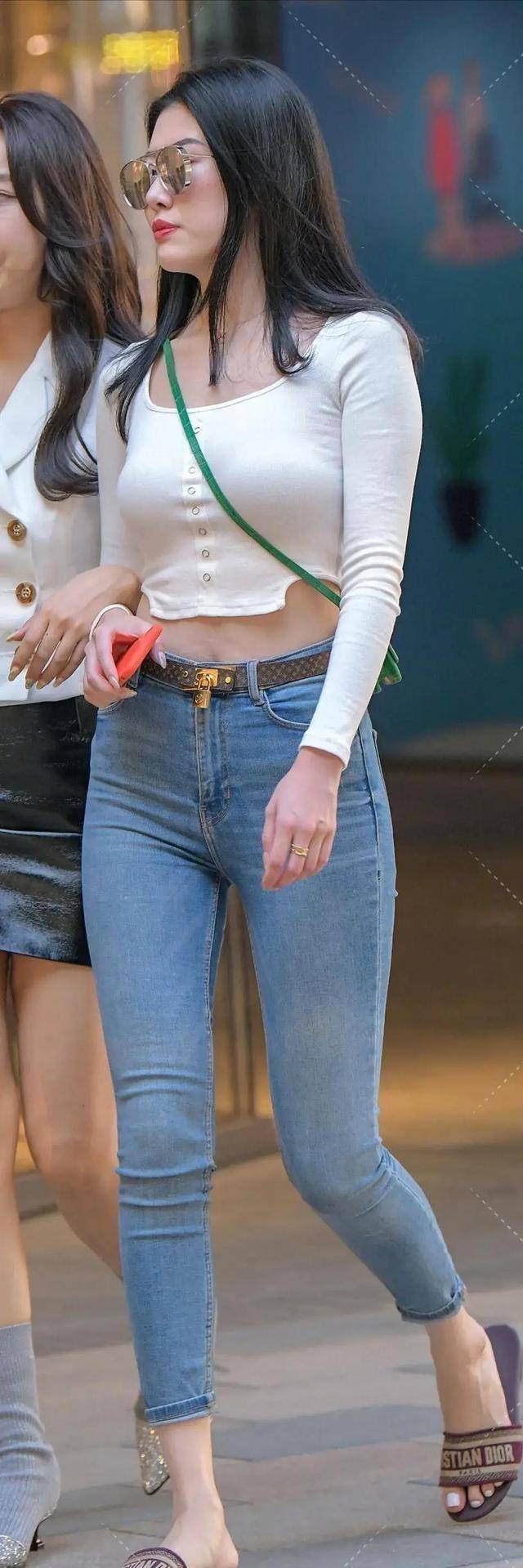 青春|酷酷装扮的打底裤充满青春的时尚活力，气质女生都爱穿，精致十足