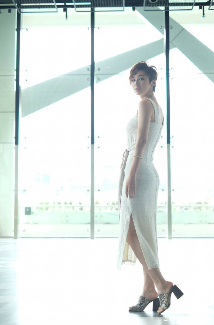 曲线|高海宁“翻红”后越发自信，大胆挑战紧身裙，裹出曲线惊艳了