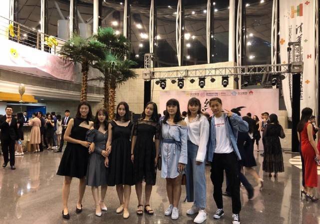 运动服|脱下运动服的杨倩好少女，穿连衣裙小巧可人似芭比，耐看度极高