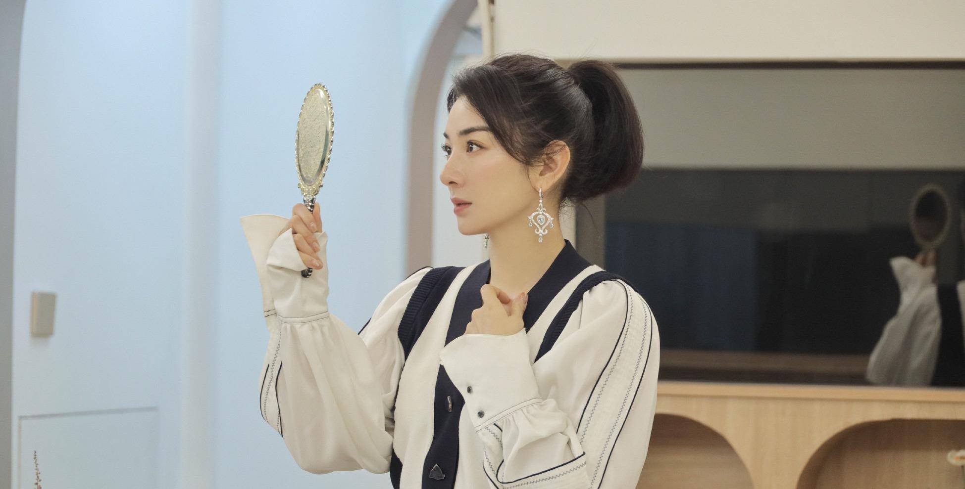 黄奕|黄奕不扮嫩也很少女，衬衫和长裙减龄又洋气，高马尾美得让人心动