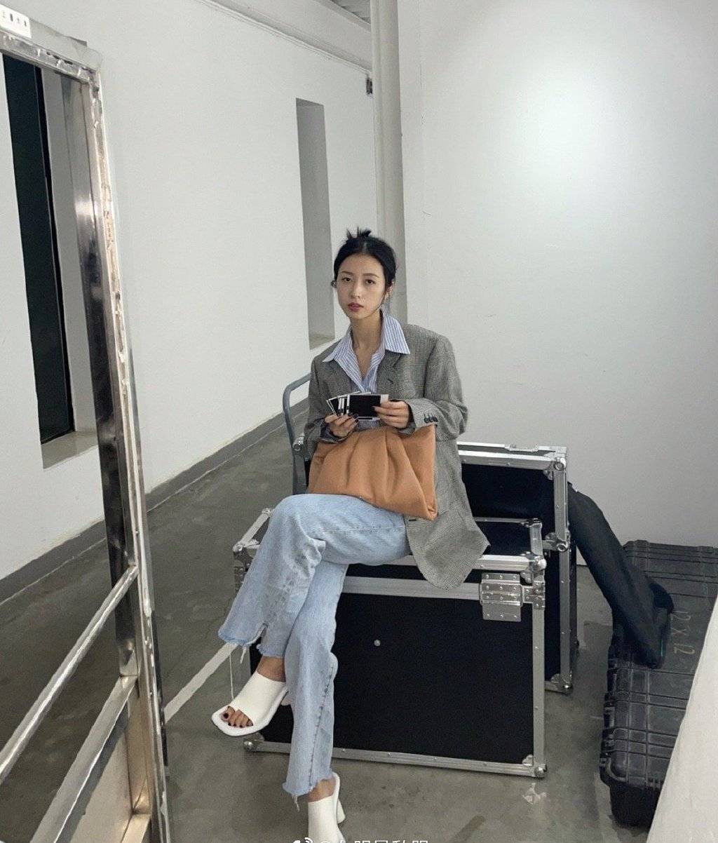 整体|职场穿搭要短裙配高跟鞋才迷人？周雨彤告诉你NO！