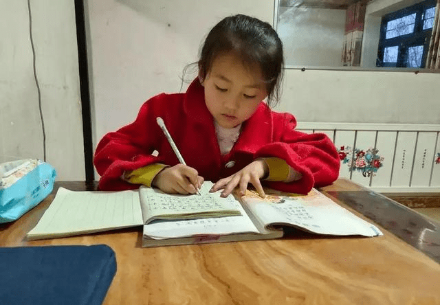 原创7岁农村女孩铁嘉欣,因一笑容走红,网红公司求签约却遭父母拒绝