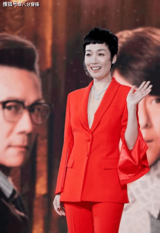 身材|江美仪太懂秀身材，穿红色西装干练潇洒，身姿挺拔不像49岁中年人