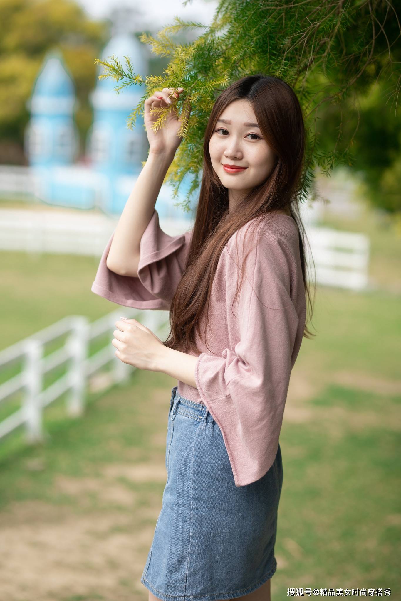 夏天|浅色的牛仔半裙，纽扣的设计，复古中又带点小清新，穿上它美美哒