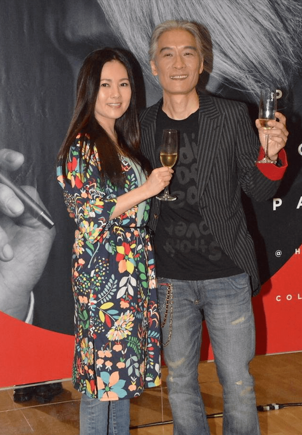 李丽珍|55岁李丽珍风韵犹存，渐变上衣配玫红色包臀裙性感时髦，身段婀娜