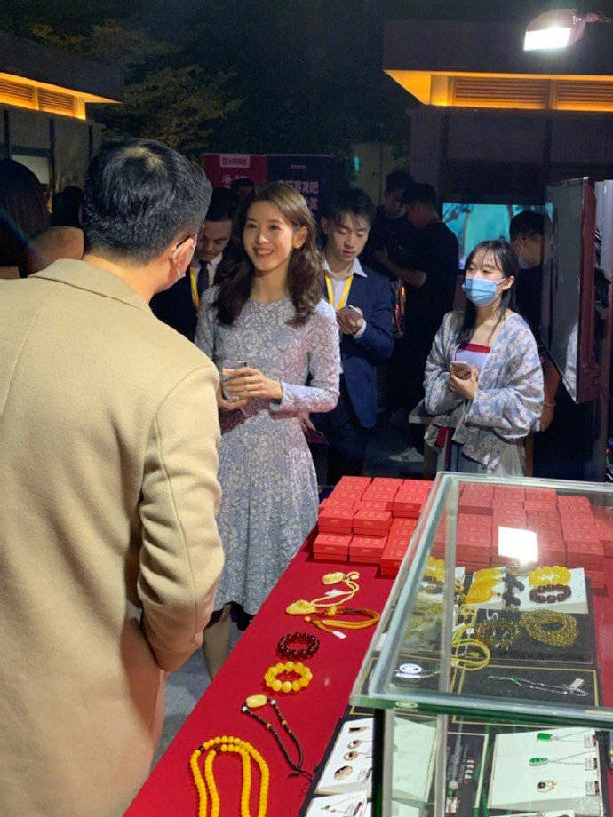 名媛|“奶茶妹妹”章泽天逛街，路人镜头下时髦显瘦，穿连衣裙美似仙女