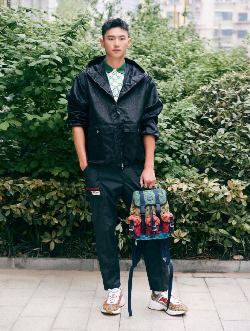 原创宁泽涛亮相机场大红t恤工装短裤时髦帅气191的身高像超模