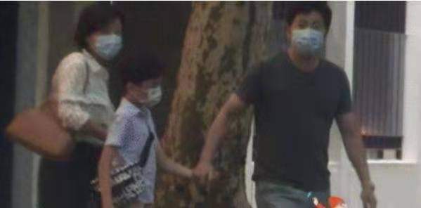 合体|郭京飞一家三口罕见合体,妻子打扮好村味,儿子正脸首曝光太像爸