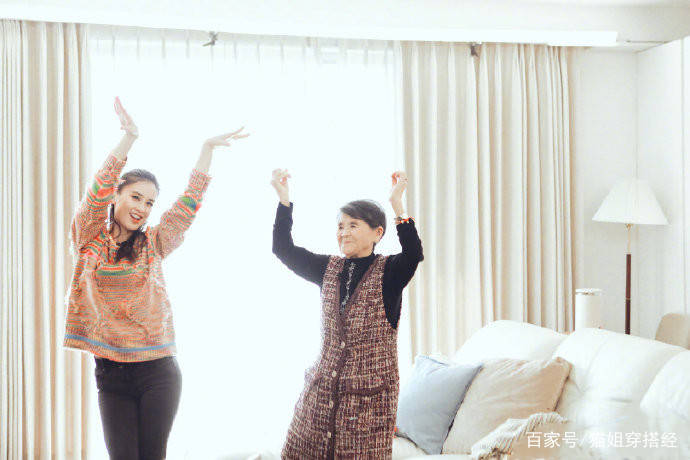 毛衣|黄圣依教婆婆跳女团舞，穿彩虹毛衣减龄时髦，婆媳俩互动太温馨
