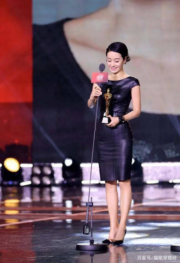 设计|马伊琍罕见秀身材，紧身皮裙穿得都是褶，但曲线真给中年演员长脸