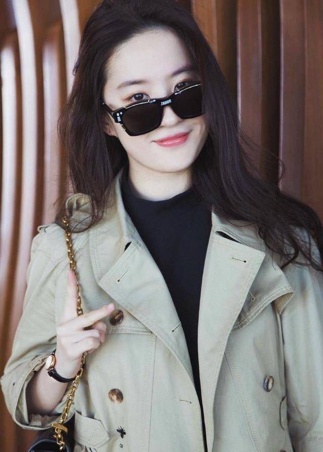 黑色|刘亦菲风衣搭连衣裙，时尚知性美感十足！