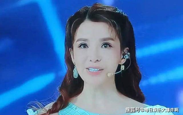 漂亮|宋亚轩和朱迅撞衫，女装造型越看越像，小宋老师肱二头肌很出众