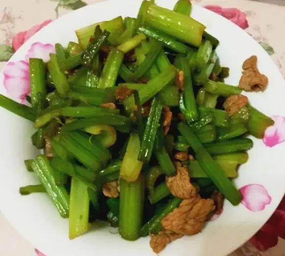 英英|抠门同事请吃饭，3个人做5菜1汤真大方！看到菜后：“套路”太深