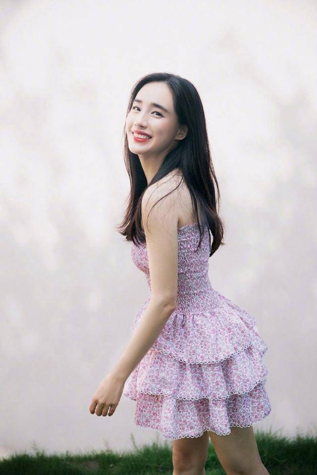 粉色|王智真乃“人间会穿”,穿抹胸碎花裙美回“夏雅”,谁看了不心动
