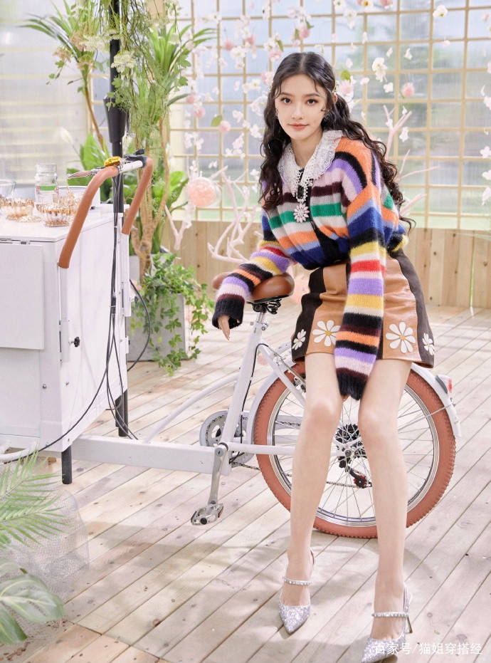 毛衣|黄圣依教婆婆跳女团舞，穿彩虹毛衣减龄时髦，婆媳俩互动太温馨