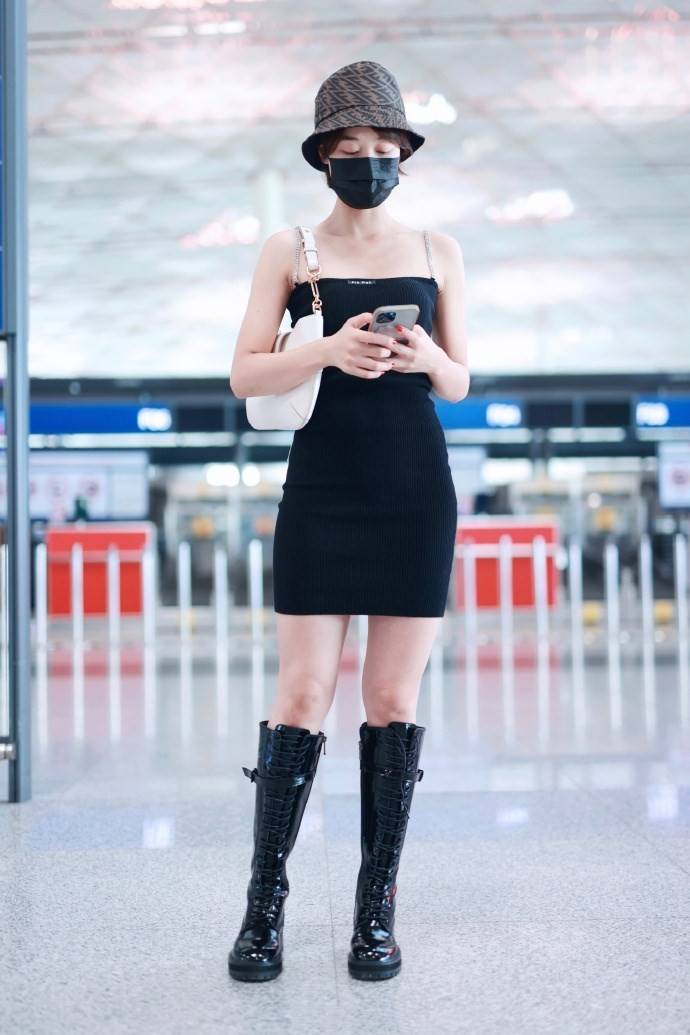 学潮|蓝盈莹机场为赶时髦，学潮人穿吊带裙配长筒靴，奈何腿短是硬伤