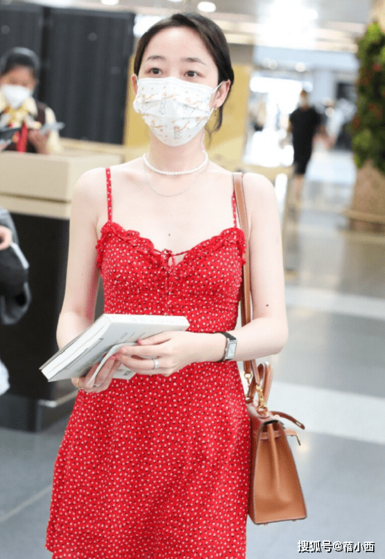 蒋梦婕|蒋梦婕的私服穿搭还挺清凉的，一条红色吊带裙就出门，简约又时髦