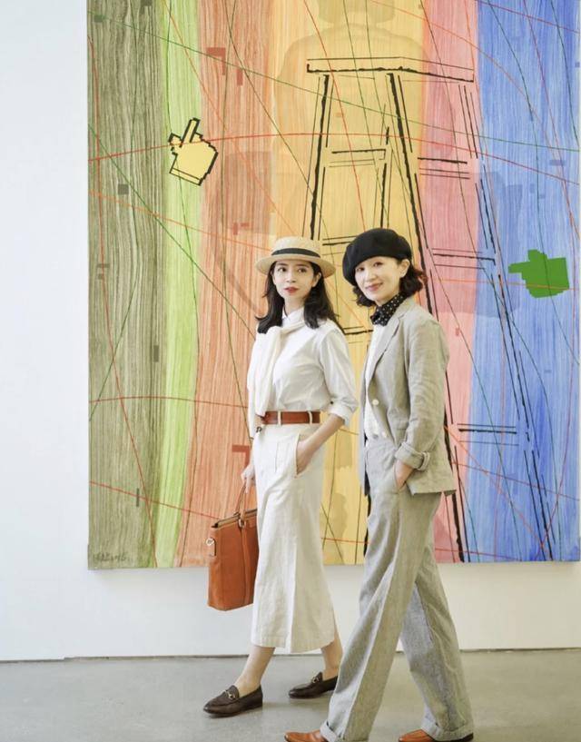 浅色|2020必不可少的“高级灰”配色!学三木母女这样穿,优雅又吸睛