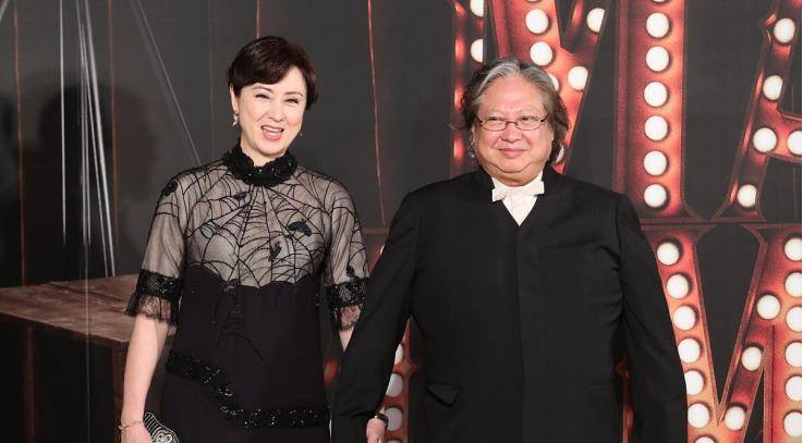 设计|高丽虹和洪金宝结婚30年，没生孩子身材撩人，穿裙子更像小姑娘