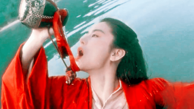 贵妇|林青霞真是老贵妇，一袭纱裙配短发造型，虽老又胖，但仍端庄优雅