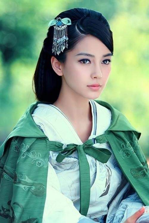 赵丽颖|古装绿衣美人：刘亦菲脱俗，赵丽颖灵动，热巴娇俏，她俩最经典！