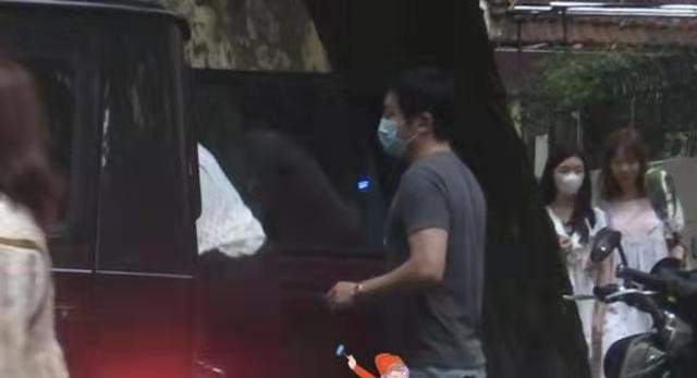 合体|郭京飞一家三口罕见合体，妻子打扮好村味，儿子正脸首曝光太像爸