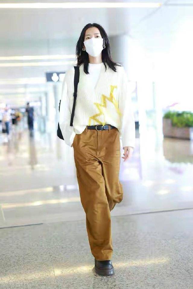 色调|黄圣依的身材属阔太圈top,穿针织衫薄背蛮腰,生俩娃依旧迷人