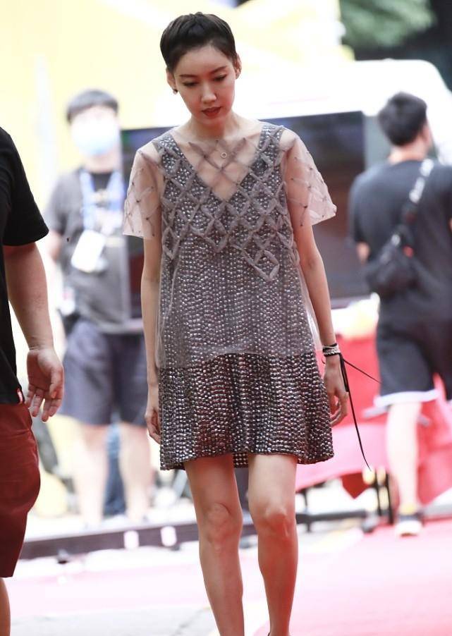 服装|高露生活中真没有''乡村感''，穿衣打扮也很潮，可惜总演家庭剧