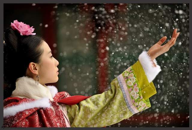 赵丽颖|古装绿衣美人：刘亦菲脱俗，赵丽颖灵动，热巴娇俏，她俩最经典！