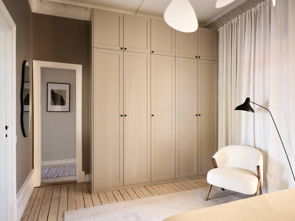 从客厅的另一边,你可以走进卧室,卧室被漆成更深的米色.