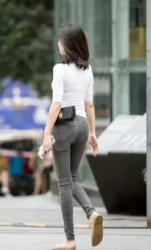 颈部|红白线条长袜搭黑色运动打底裤，撞色搭配吸引目光，潮范十足