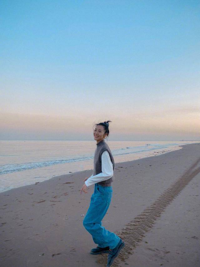 整体|“大表姐”刘雯真时尚，简约阔腿裤也时髦，不愧是超模界翘楚