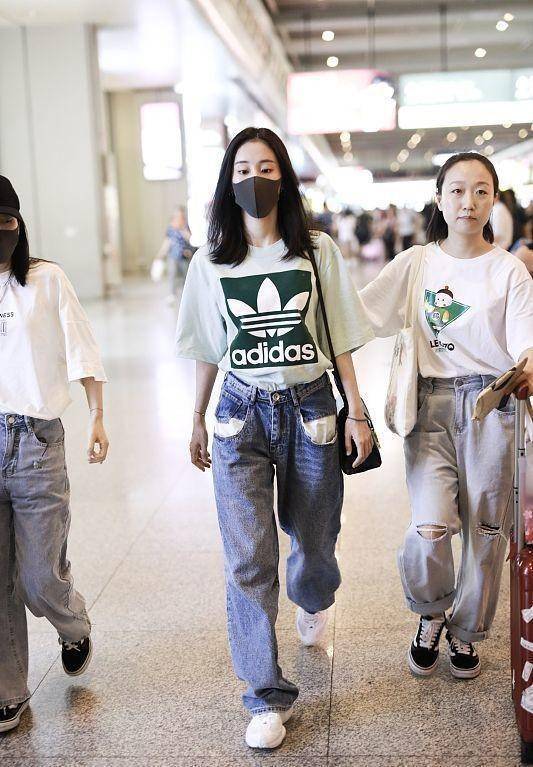 颜色|奚梦瑶1米78腿好长，张碧晨矮她10厘米，比例差距穿T恤好明显
