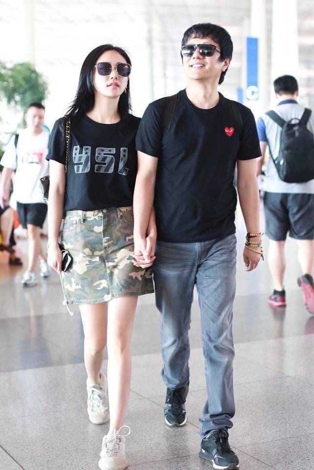 迷彩|刘芸与郑钧牵手穿得稳重，黑色T恤配迷彩裙秀美腿，两人更似父女