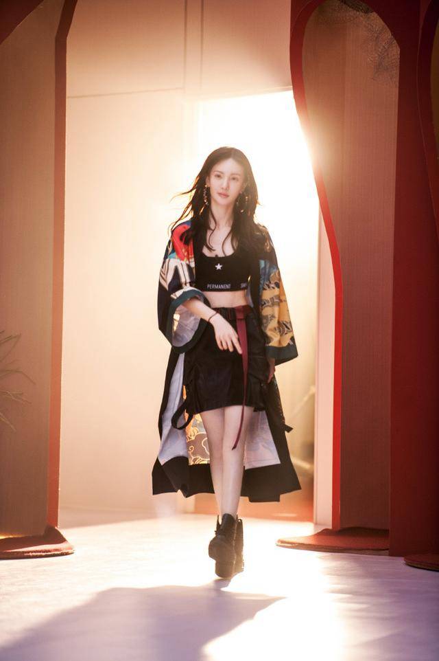 女生|《乘风破浪的姐姐》金晨公演造型,印花外套搭俏皮麻花辫,心动了