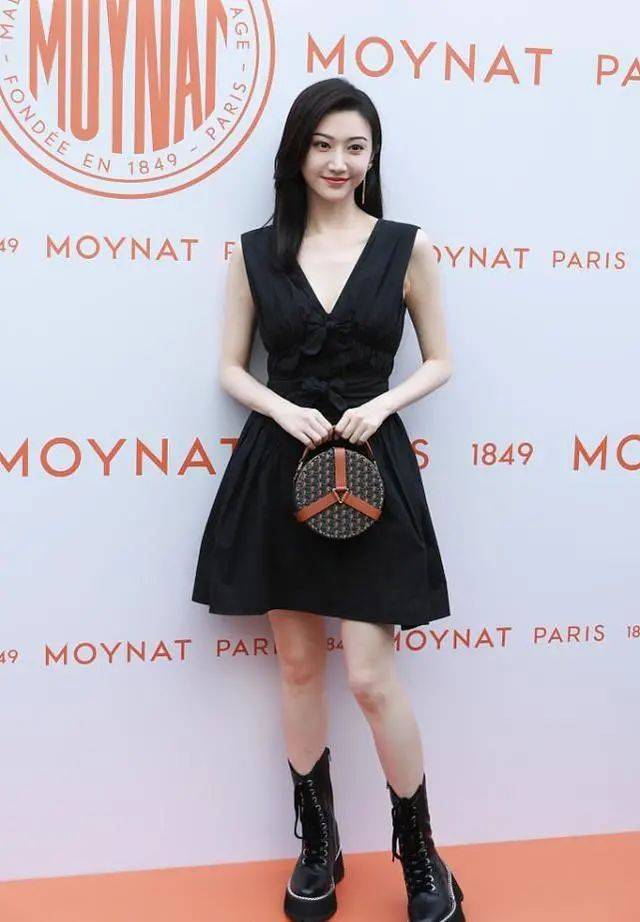 景甜|景甜有种复古美感，柳叶眉穿V领裙，一身黑尽显轻熟女人味道