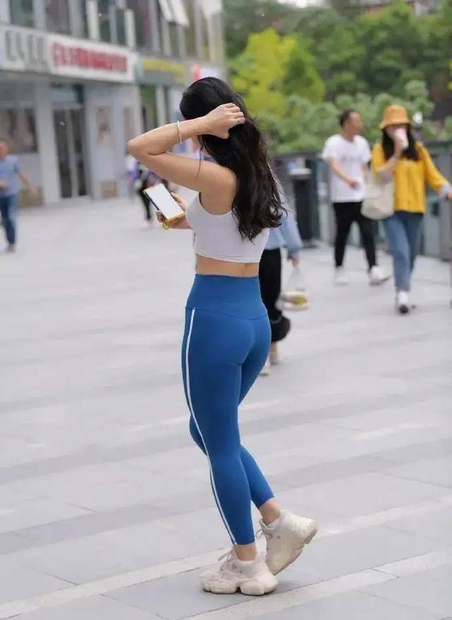 青春|蓝粉配色长袖衫搭浅蓝打底裤，很有青春活泼的感觉，出街很吸睛